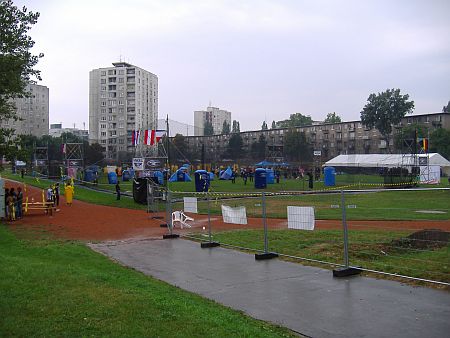celkovy pohlad na hraciu plochu so 4 hracimi polami kde naraz sutazilo 8 timov