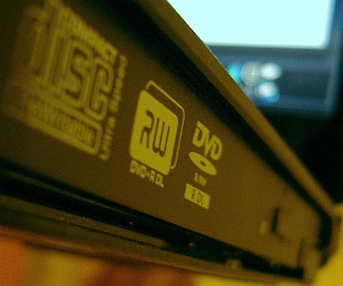 correct position of drive in Ultrabay 2000 slot, you can see that drive is 1mm deeper than upper side of notebook and lower side of drive is in one surface with notebook, in testing emergency (but usable) position it's reverse - upper side-surface with NB, lower side-1mm out of notebook